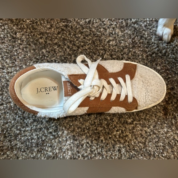 Adorable sneaker. Fits like a wide 8.5 - Picture 1 of 4